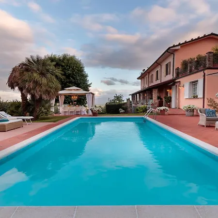 Dana, 4 Bedrooms 4 Bathrooms Retreat With Private Swimming Pool And Villa *