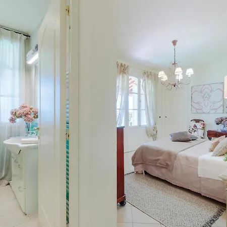 Villa Dana, 4 Bedrooms 4 Bathrooms Retreat With Private Swimming Pool And