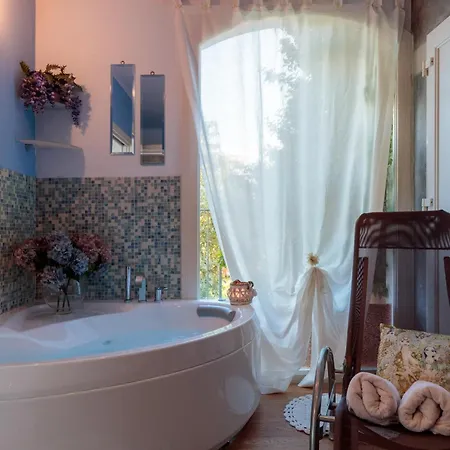 Dana, 4 Bedrooms 4 Bathrooms Retreat With Private Swimming Pool And