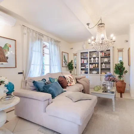 Dana, 4 Bedrooms 4 Bathrooms Retreat With Private Swimming Pool And