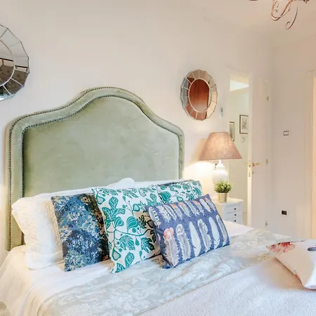 Dana, 4 Bedrooms 4 Bathrooms Retreat With Private Swimming Pool And