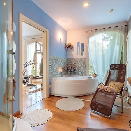 Villa Dana, 4 Bedrooms 4 Bathrooms Retreat With Private Swimming Pool And